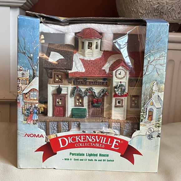 Vintage NOMA Dickensville Collectibles Lighted Christmas Village - Picture 1 of 6